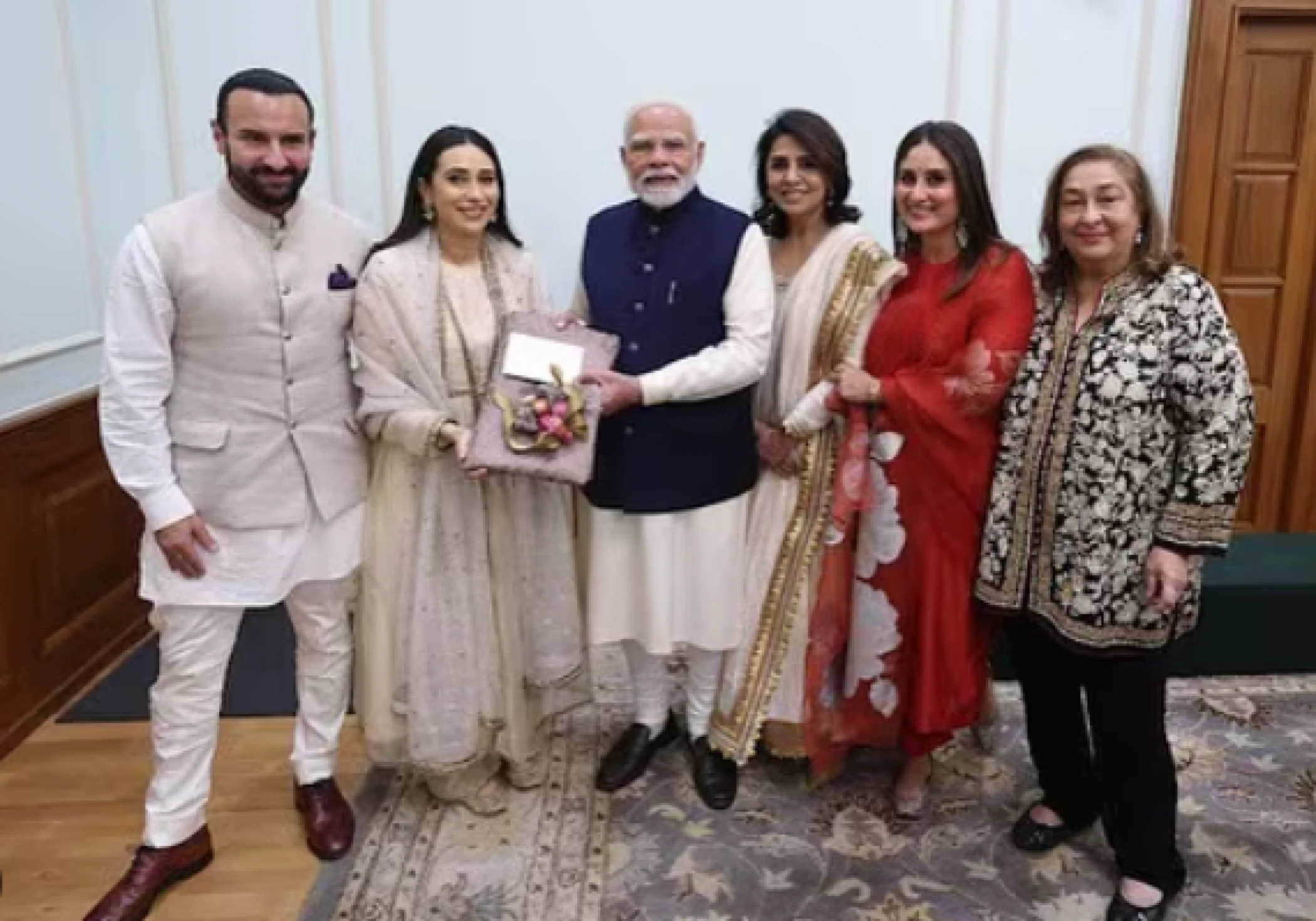 PM Modi Honors Raj Kapoor's Legacy, Meets Kapoor Family on Birth Centenary PM Modi Honors Raj Kapoor's Legacy, Meets Kapoor Family on Birth Centenary